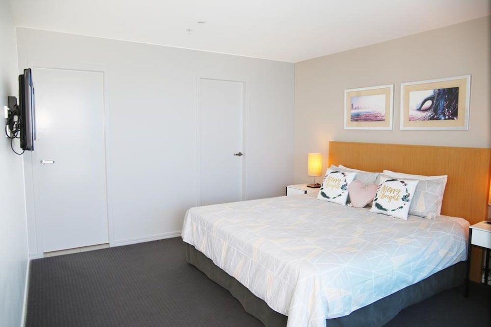 Pelicanstay Surfer Paradise Condo Hotel One Bedroom Apartment 3