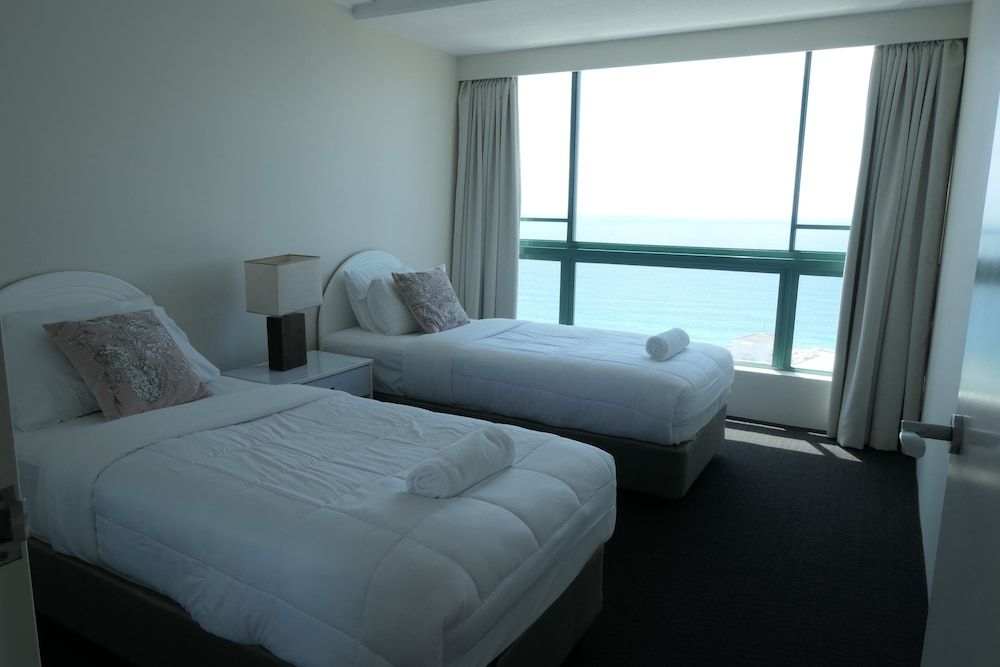 2 and 3 Bedroom Apartments within Crown Towers Apartment, 3 Bedrooms, Non Smoking, Ocean View 7