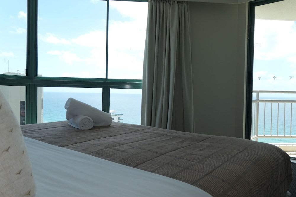 2 and 3 Bedroom Apartments within Crown Towers Apartment, 3 Bedrooms, Non Smoking, Ocean View 6