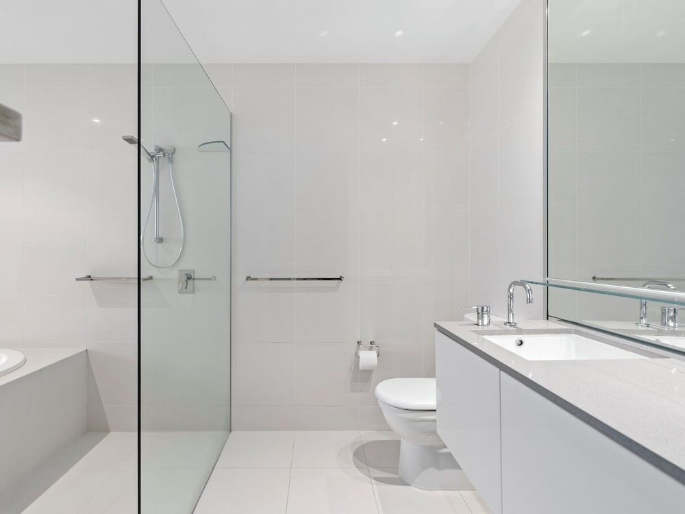 Circle on Cavill - Coastal Letting Superior Apartment 4