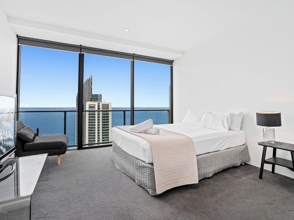 Circle on Cavill - Coastal Letting Superior Apartment 2