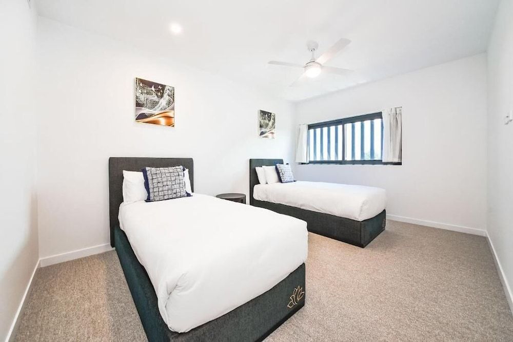 Lotus Resort Deluxe Apartment, Canal View 3