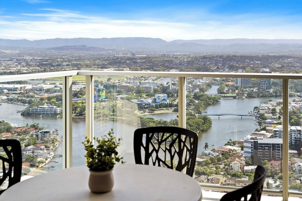Circle on Cavill - Wow Stay 1 Bedroom plus Study - Hinterland View 11