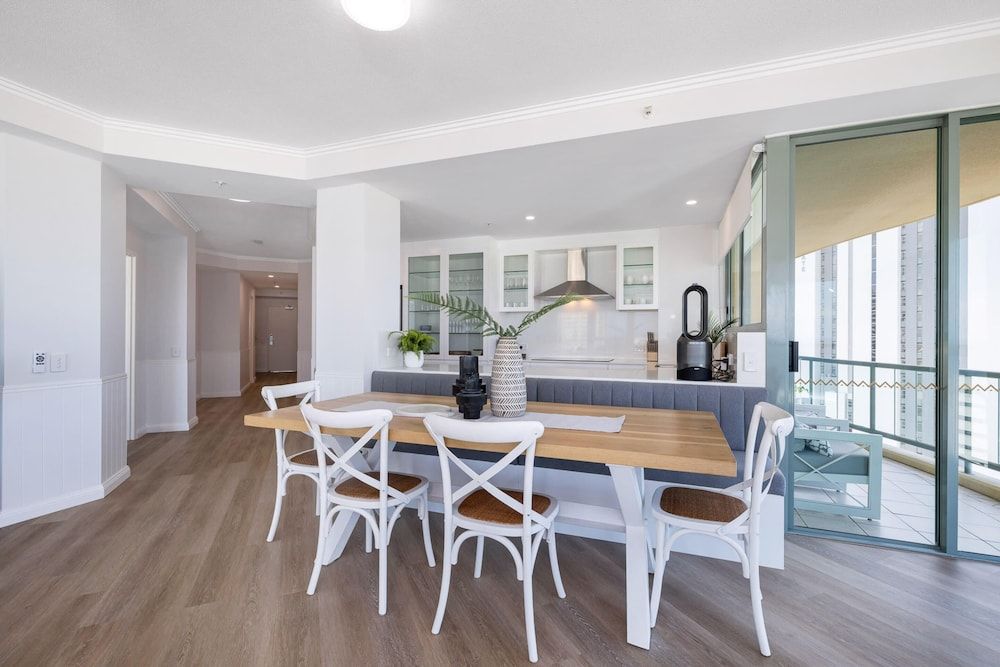undefined Stunning 3-bed Apt in Surfers Paradise w/ Parking