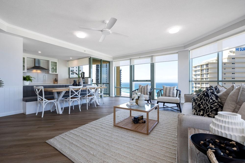 undefined Stunning 3-bed Apt in Surfers Paradise w/ Parking 10