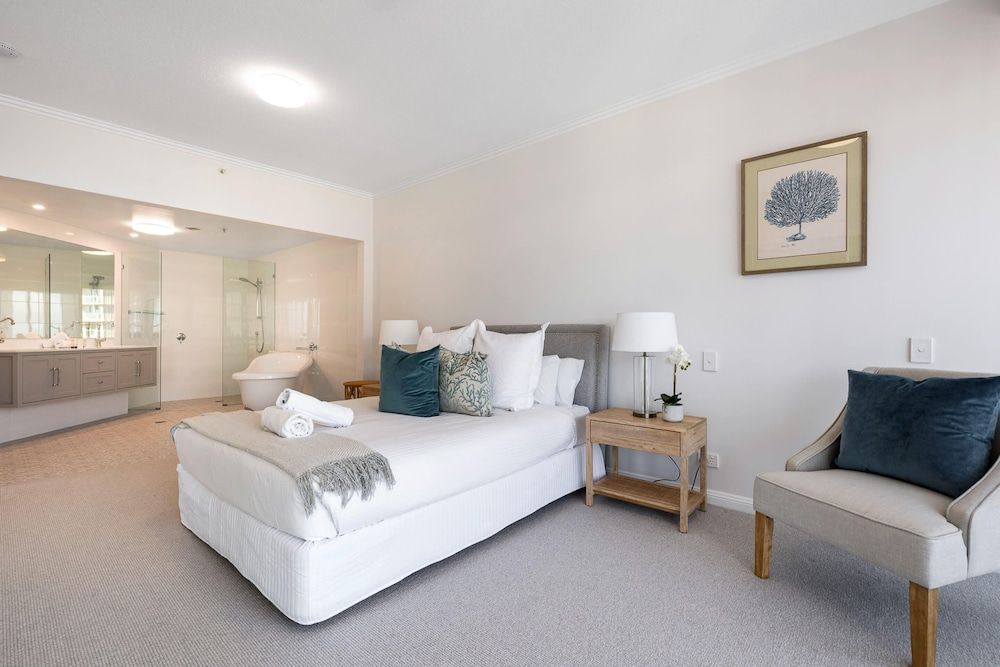 undefined Stunning 3-bed Apt in Surfers Paradise w/ Parking 5