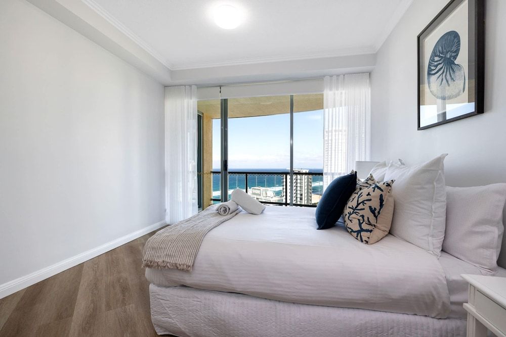 undefined Stunning 3-bed Apt in Surfers Paradise w/ Parking 3