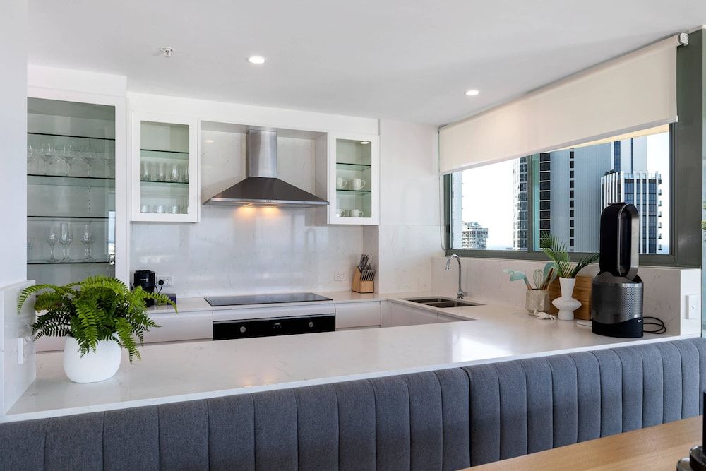 undefined Stunning 3-bed Apt in Surfers Paradise w/ Parking 8