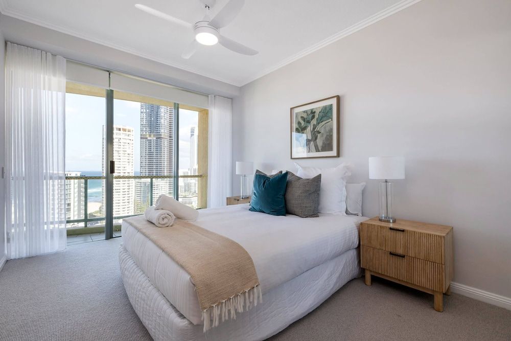 undefined Stunning 3-bed Apt in Surfers Paradise w/ Parking 6