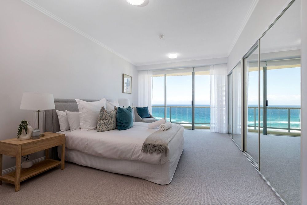 undefined Stunning 3-bed Apt in Surfers Paradise w/ Parking 4