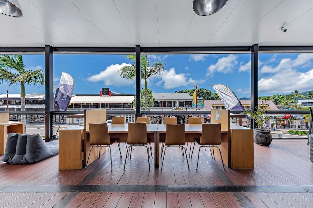 Airlie Sun & Sand Accommodation 3 Basic Apartment 11