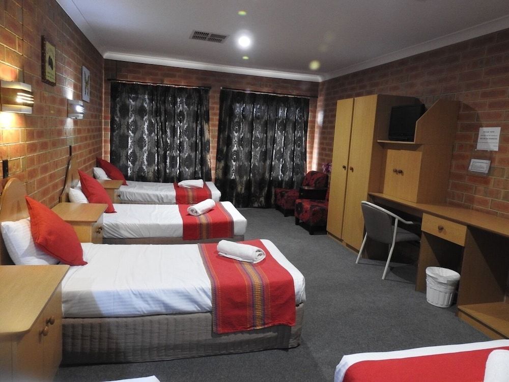 Pooraka Motor Inn Deluxe Large Family Room 3
