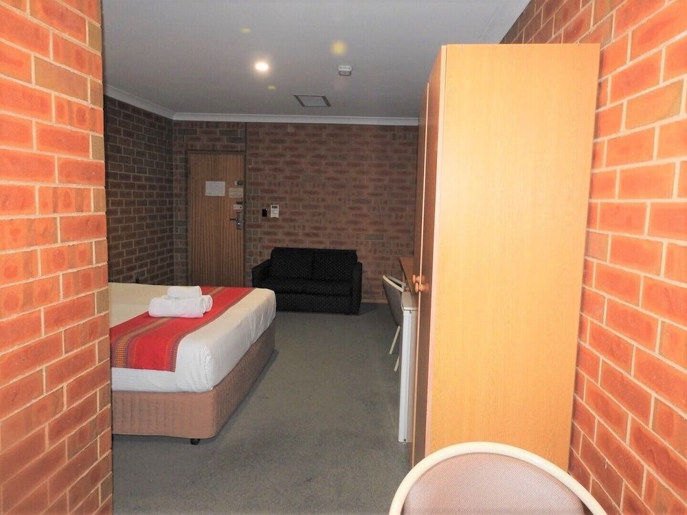 Pooraka Motor Inn Deluxe Large Family Room 5