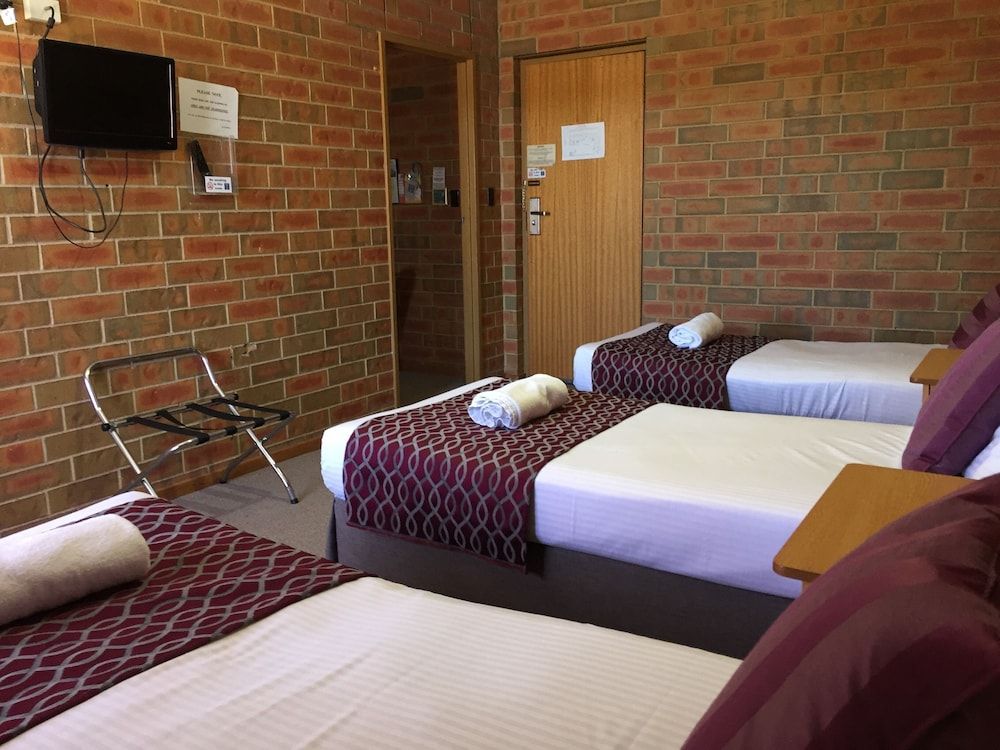 Pooraka Motor Inn Deluxe Small Family Room 2