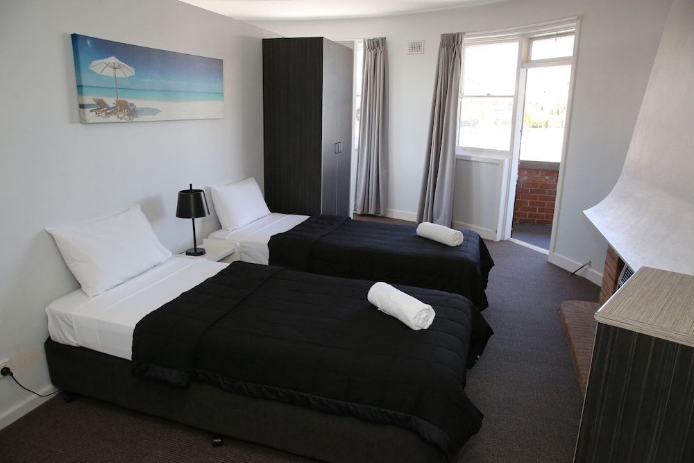 The Lakes Hotel Single Room, Shared Bathroom