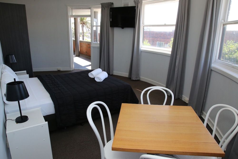 The Lakes Hotel Budget Single Room, Shared Bathroom