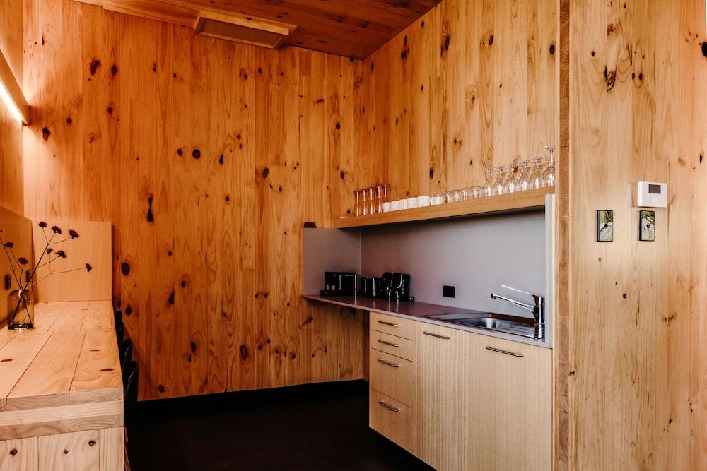 Iron Creek Bay Estate Pavilion Paddock Room 4