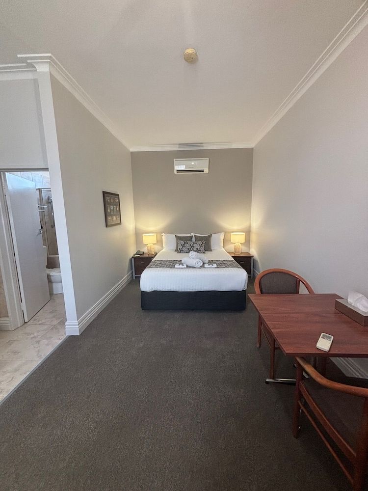 Silver Haven Motor Inn Superior Studio, 1 Queen Bed, Non Smoking, Kitchenette 3