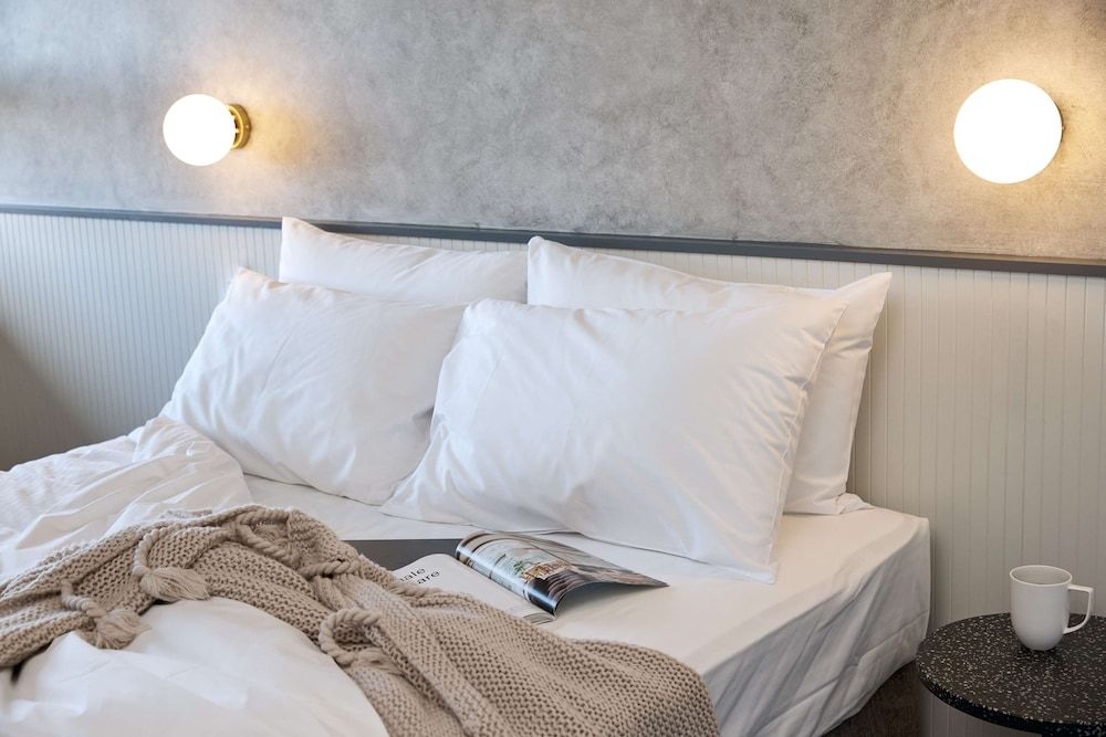 Room, 1 Queen Bed (Petite)