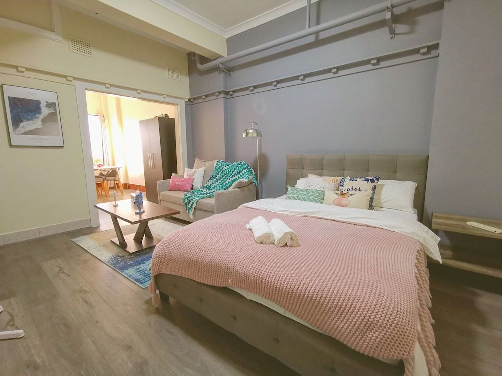 Comfort Queen Bed Studio (Street Side)