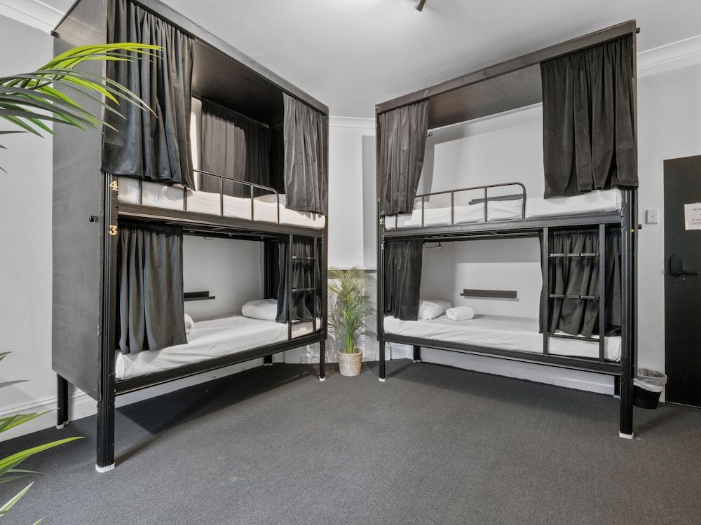 FEMALE ONLY POD ROOM - 6 people bedroom