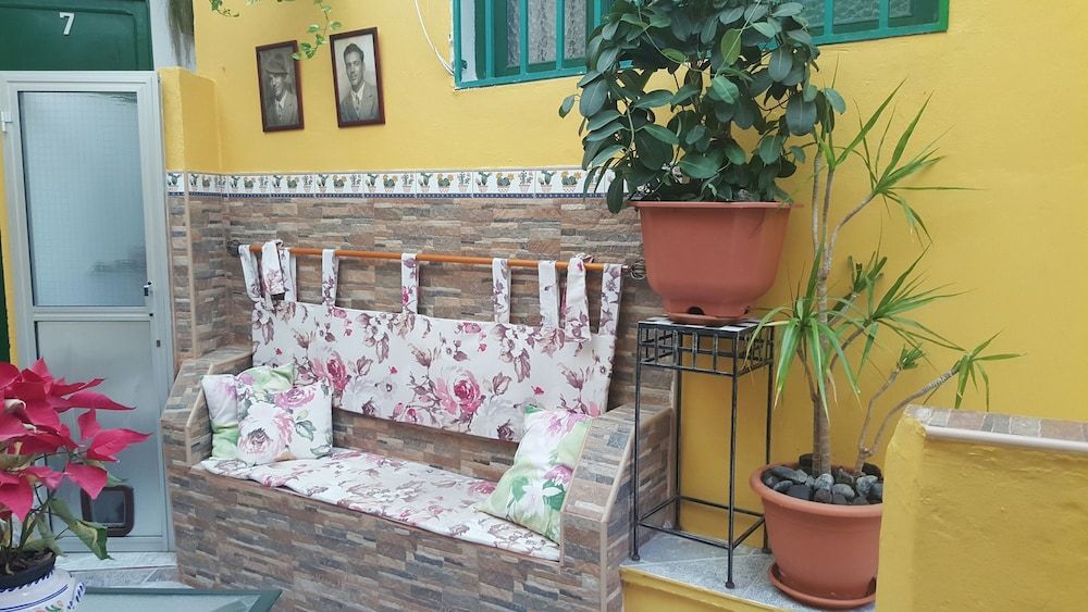 Single Room, Shared Bathroom