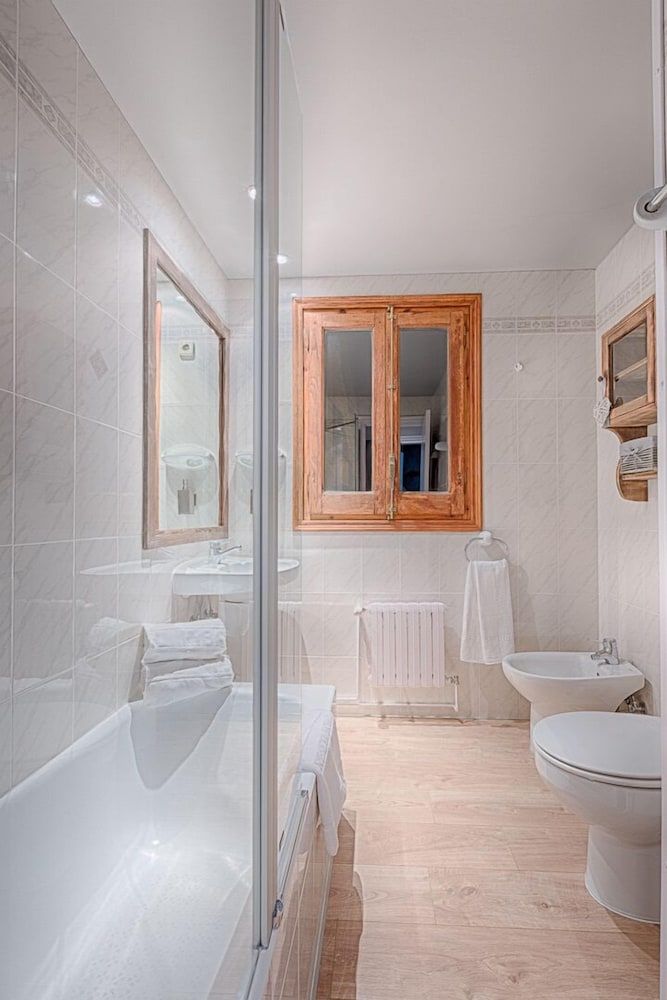 Hotel Ribaeta Superior Double Room 10