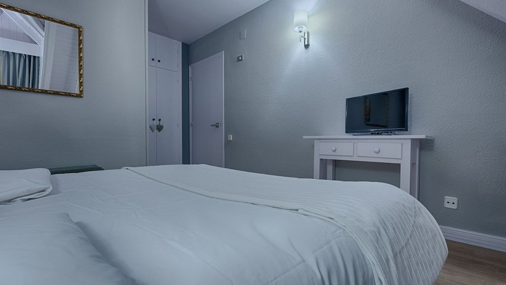 Hotel Ribaeta Superior Double Room 3