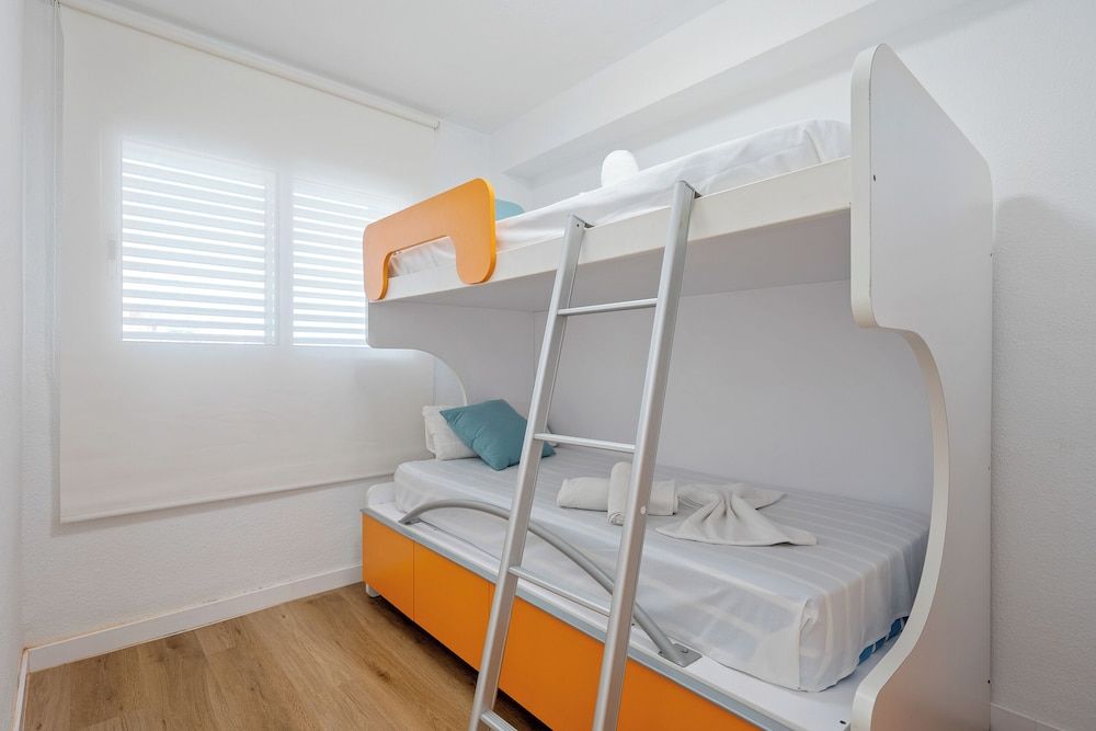 Basic Apartment, 3 Bedrooms, Sea View (6 pax)