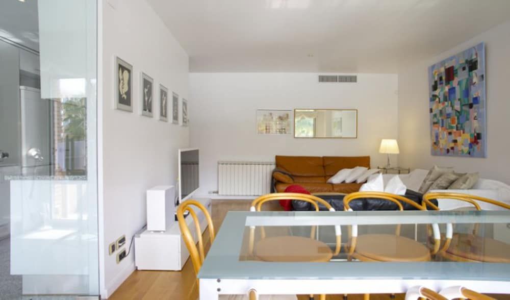 BarcelonaForRent Vila Olimpica Beach Apartment, 3 Bedrooms, Pool Access 10