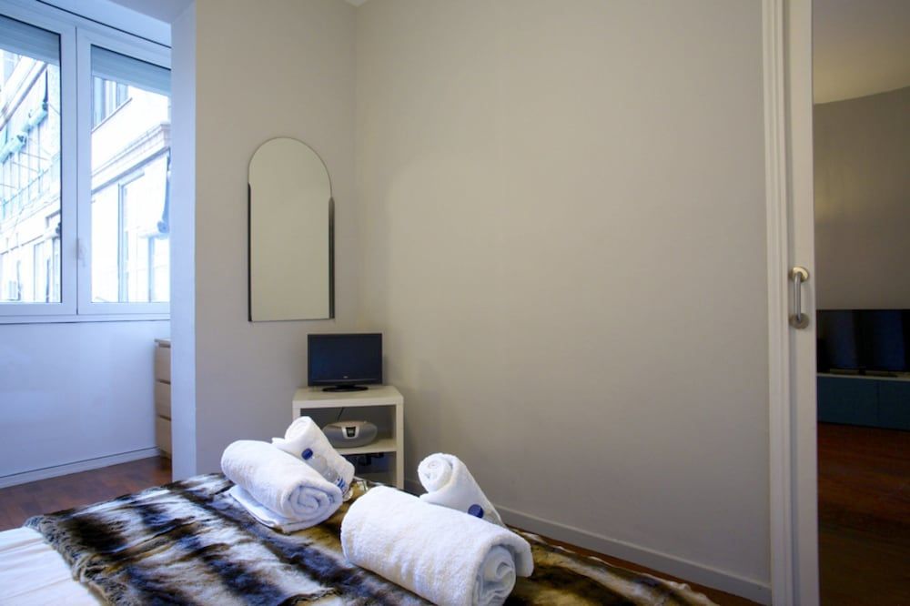 BarcelonaForRent The Gaudi Suites Basic Apartment, 1 Bedroom, Private Bathroom 2