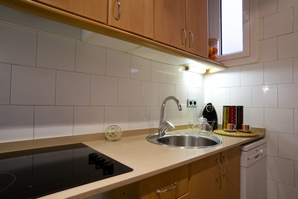BarcelonaForRent The Gaudi Suites Basic Apartment, 1 Bedroom, Private Bathroom 7