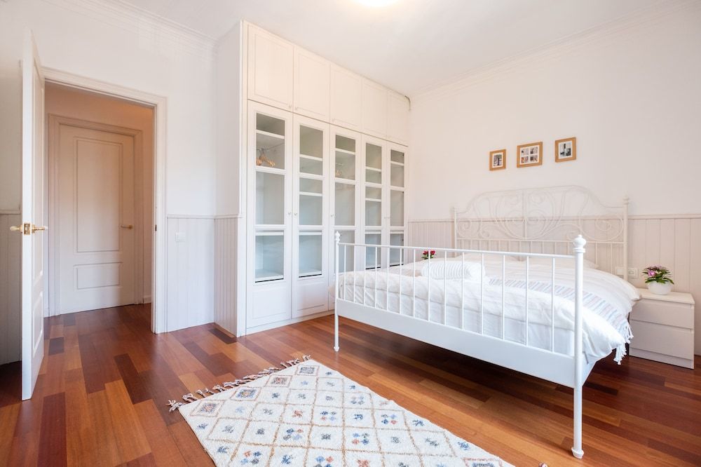 Stunning 4BR Apart in Sagrada Familia Apartment, 4 Bedrooms 4