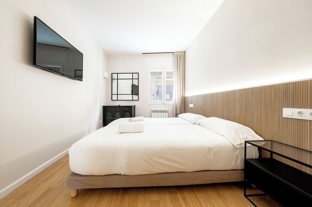 AinB Barcelona Sants Apartments Apartment, 3 Bedrooms, 2 Bathrooms 3