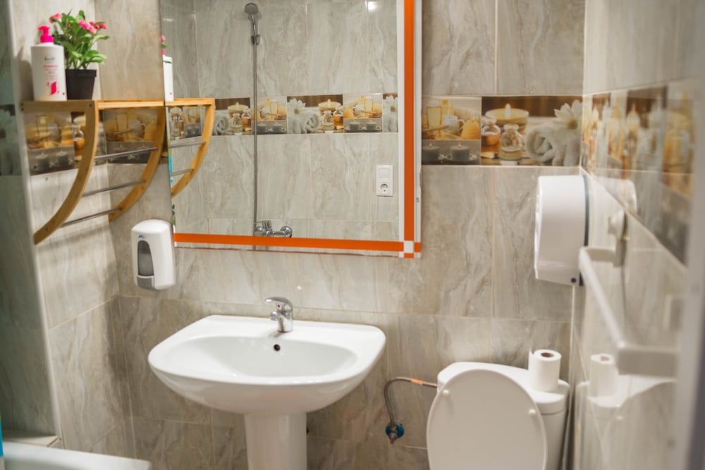 Go Bcn Hostal Ideal Badal - Hostel Twin Room, Private Bathroom 5