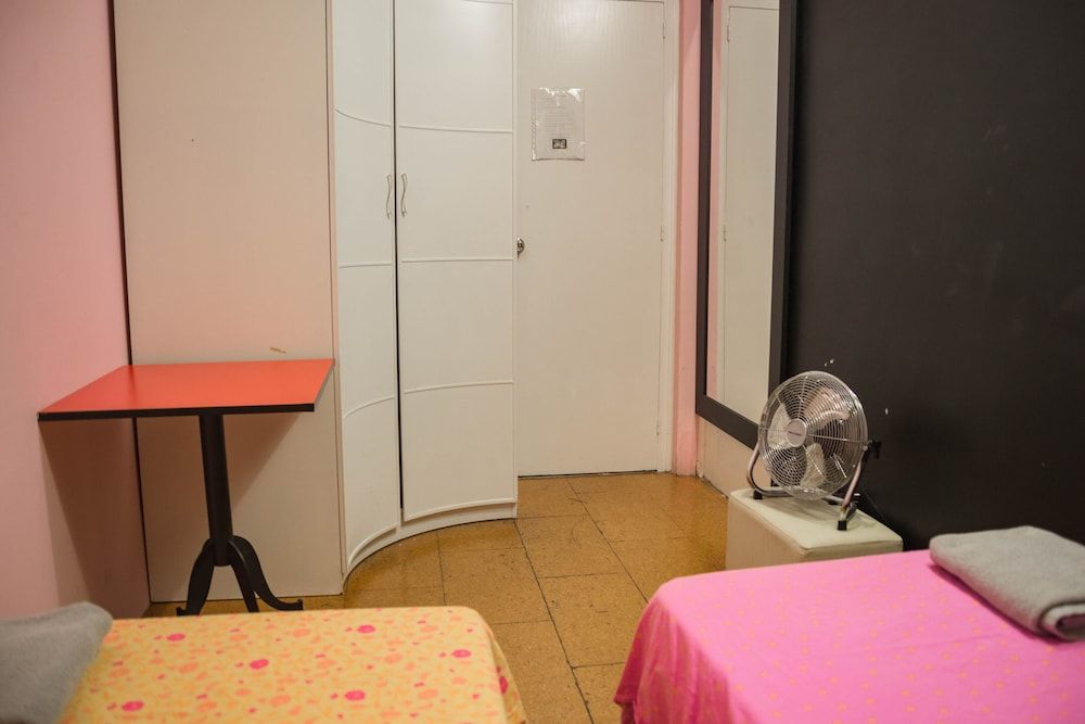 Go Bcn Hostal Ideal Badal - Hostel Double or Twin Room, Shared Bathroom 3