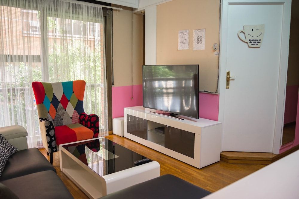 Go Bcn Hostal Ideal Badal - Hostel Double or Twin Room, Shared Bathroom 5