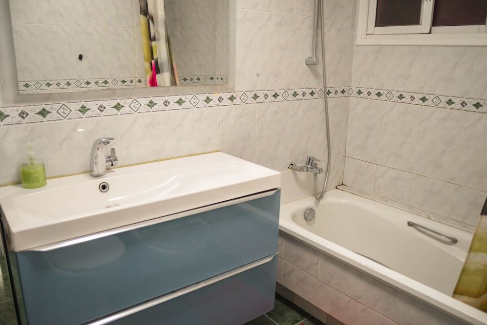 Go Bcn Hostal Ideal Badal - Hostel Double or Twin Room, Shared Bathroom 6