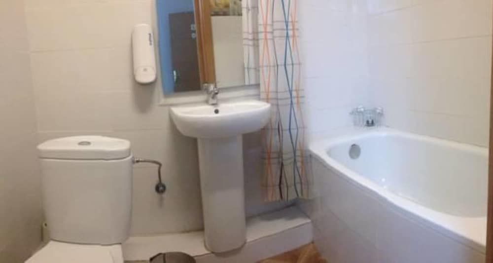 Go BCN Hi Sants - Hostel Family Room, Private Bathroom 3