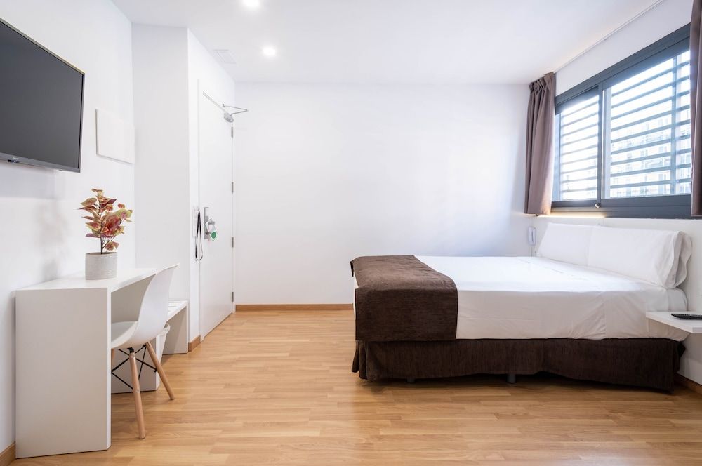 Hotel BestPrice Girona Deluxe Double or Twin Room 3