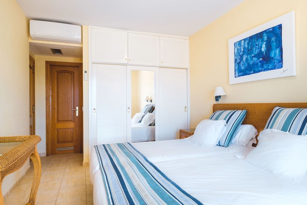 2 bedroom sea view plus apartment (2 adults + 1 child)