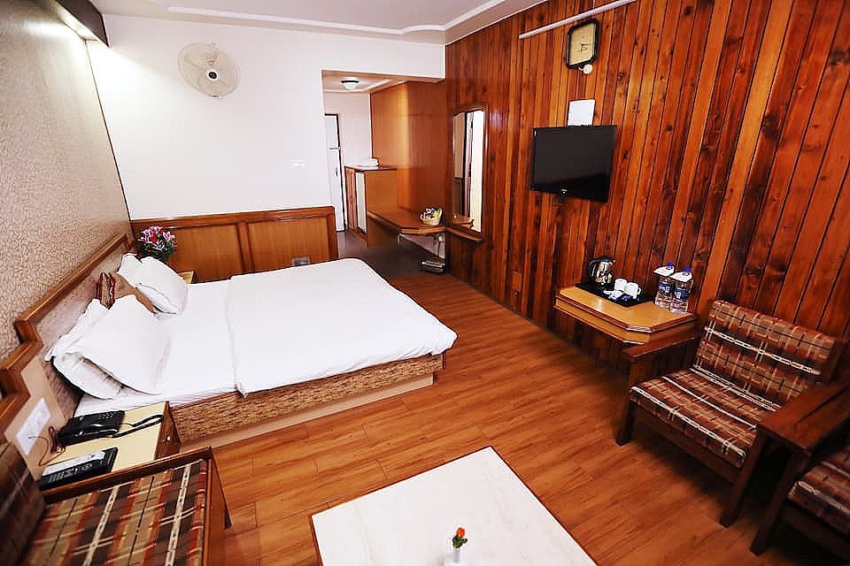 Hotel Vishnu Palace Deluxe Property View Room with Work Desk 4