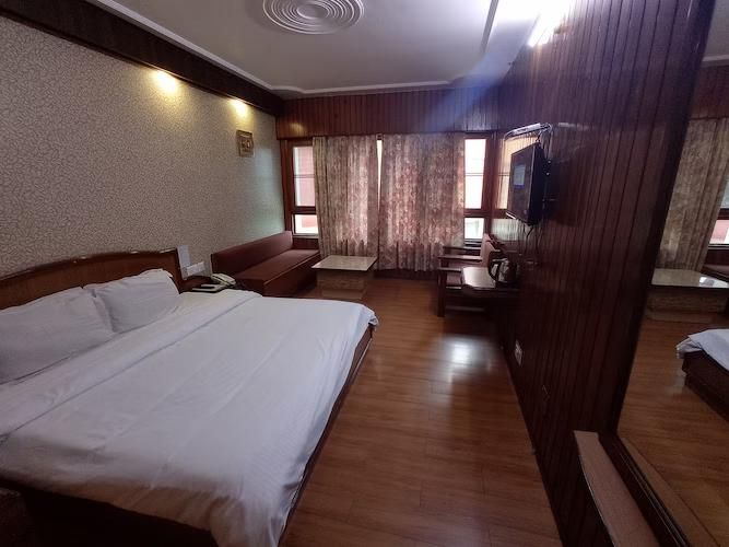 Hotel Vishnu Palace Deluxe Property View Room with Work Desk 2