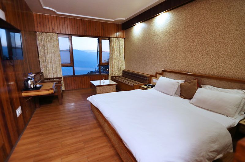 Hotel Vishnu Palace Deluxe Property View Room with Work Desk 3