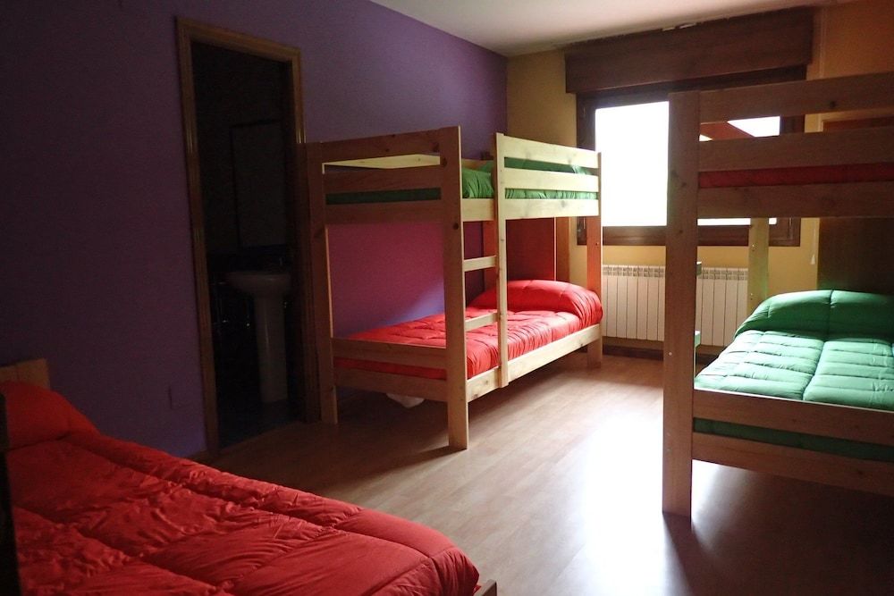 Shared Dormitory, Mixed Dorm, Shared Bathroom (1 bed in a 12 bed Dormitory Room)