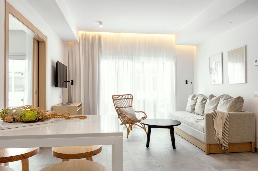 Sunwing Fanabe Beach Suite, Pool View (2 Adults, 1 Child) 6