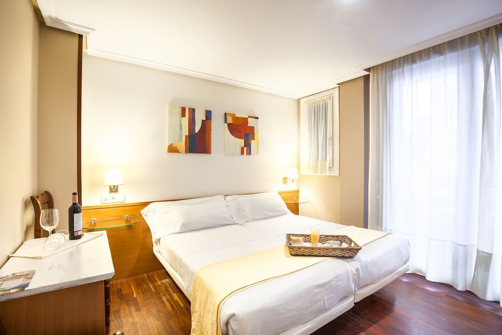 Zumaia Hotela Triple Room 13