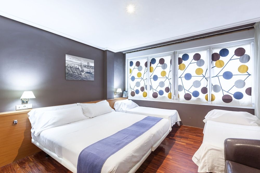 Zumaia Hotela Quadruple Room 2