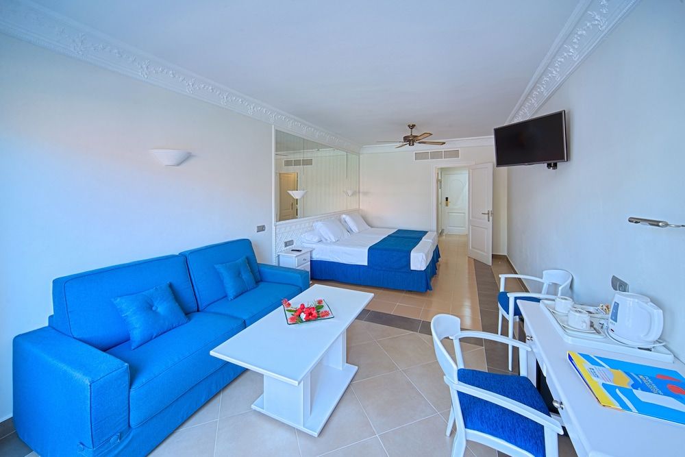 Playacapricho Hotel Family Room 2