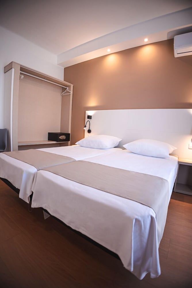 Economy Room